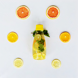 柑橘類とミントのTwist Waterの写真